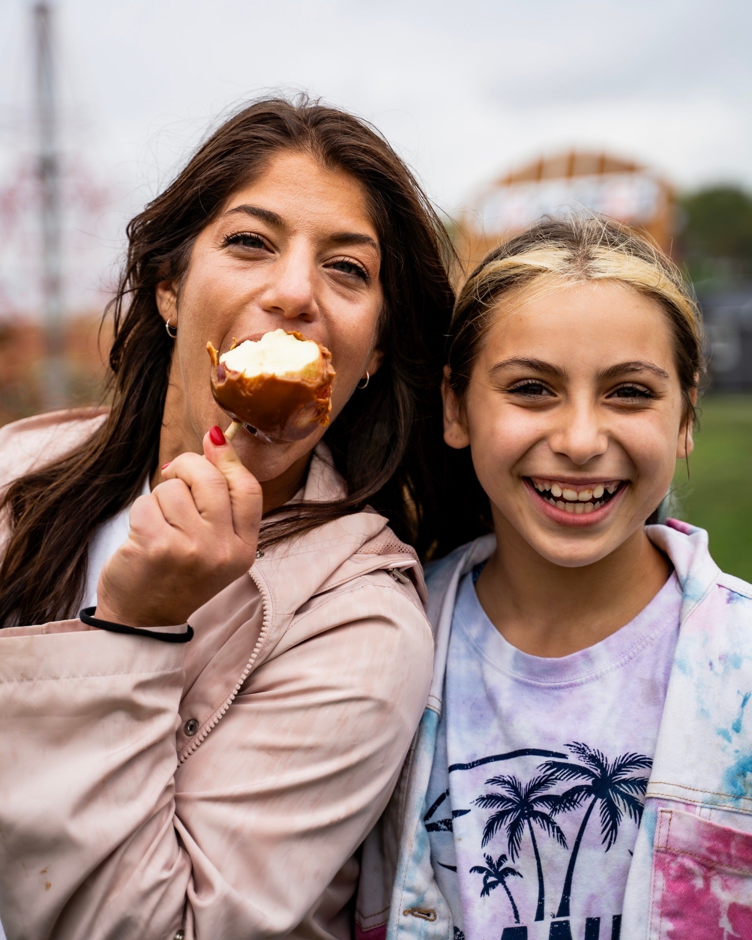 eatingcaramelapple_IdI3.jpg